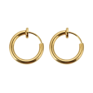 Detailansicht polierter goldener Clip-On-Ohrringe für Ohren ohne Löcher im minimalistischen Stil