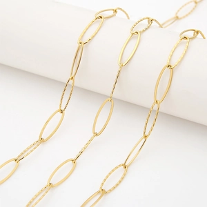 Macro-detail van vergulde schakelketting met gepolijste en gehamerde texturen