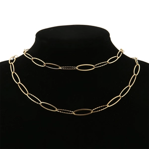 Detail van 6x19mm vergulde schakelketting op een zwarte displaystandaard voor sieraden