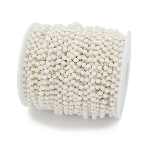 Detail van 3mm witte kralenketting voor DIY sieraden netjes gewikkeld op een spoel