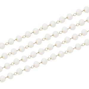Macro-opname van 3mm witte geslepen glazen kralen met vergulde metalen schakelkettingen