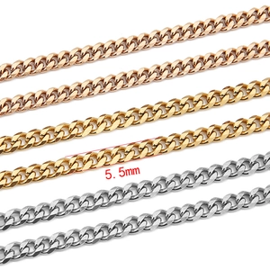 Dettaglio ravvicinato di catene a maglia cubana da 5,5 mm in oro, oro rosa e argento