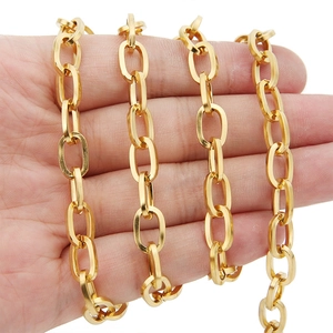 Cadena de eslabones cruzados dorados de 12 mm de acero inoxidable pulido en la mano
