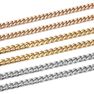 Dettaglio ravvicinato di maglie di catena da 5,5mm in finitura oro, oro rosa e argento