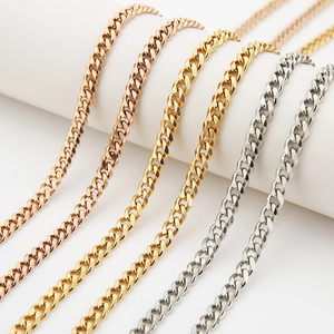Dettaglio di catene a maglia cubana da 5,5 mm in oro, oro rosa e finiture argento