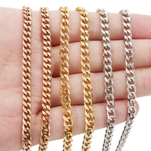 Dettaglio catene Cuban link da 5,5 mm in finiture oro rosa, oro e platino galvanizzato