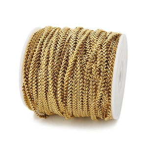 Détail d'une chaîne en acier plaqué or 18k de 6mm enroulée sur une bobine
