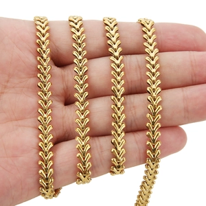 Collier en acier inoxydable plaqué or 18k avec maillons cœurs évidés, présenté dans la main