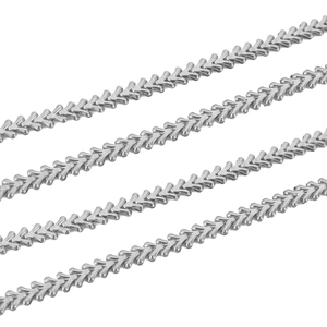 Détail macro de la chaîne de quille de 6mm plaquée argent 18 carats avec cœur