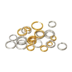 Detail van verschillende maten 18K vergulde roestvrijstalen oorringen in goud en zilver