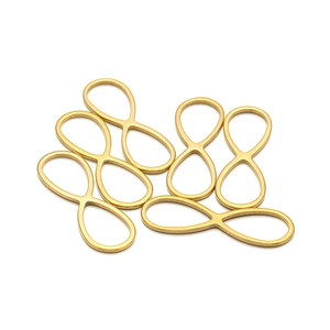 Nahaufnahme goldener Infinity-Anhänger für DIY-Schmuck auf weißem Hintergrund