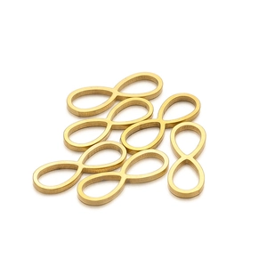 Detailansicht von sechs mattgoldenen Infinity-Anhängern für DIY-Schmuckzubehör