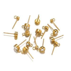 Gros plan de clous d'oreilles DIY en acier inoxydable doré avec zircon et anneaux fermés