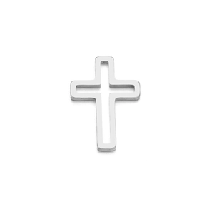 Macrodetail van een minimalistische holle kruishanger in gepolijst zilver metaal voor sieraden