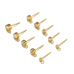 Détails de clous d'oreilles en acier doré avec zircons et boucles pour création de bijoux
