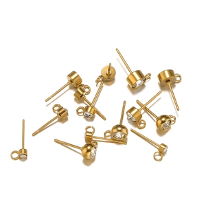 Vue détaillée des clous d'oreilles en acier doré avec zircone et boucle de fixation ouverte