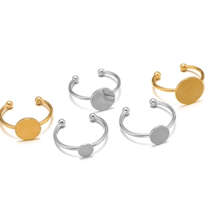 Adjustable stainless steel ring bases with flat round trays in gold and silver finish