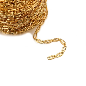 Détail d'une chaîne en acier doré de 6,5mm avec maillons ovales ajourés pour bijoux DIY