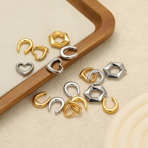 Dettaglio di perline in acciaio inossidabile a forma di cuore ed esagono per DIY