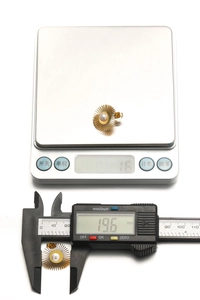 Detailed measurement showing 19.6mm diameter and 1.6g weight of pearl sunflower earring