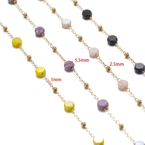 Detalle de cuentas de vidrio facetado de 5,5mm y cuentas doradas de 2,5mm en cadena DIY