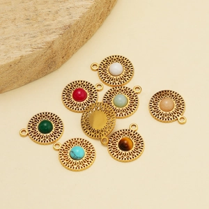 Détail macro de pendentifs bohèmes vintage avec pierres colorées pour la création de bijoux DIY