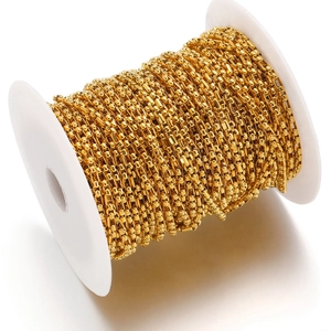 Goldene Edelstahl-Box-Kette auf weißer Spule für DIY-Schmuckherstellung