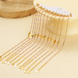 Elegante bracciale a croce dorata con perline viola, ciondolo a croce dal design sobrio