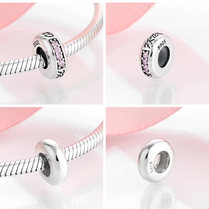 Vue macro de breloques en argent S925 avec zircon rose et gravure Forever Friends