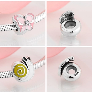 Macro de breloques en argent S925 avec papillon en émail rose et détails de l'escargot
