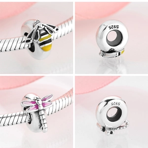 Détail des breloques abeille et libellule en argent S925 avec finition en émail coloré