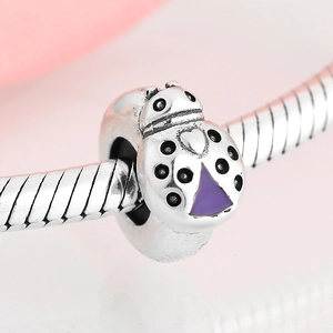 Charm coccinelle en argent sterling avec émail violet et détails de cœur sur bracelet