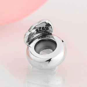 Gros plan d'une perle en argent sterling S925 montrant le poinçon du métal authentique