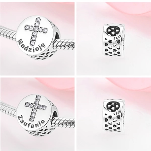 Detaillierte Makroansicht der S925 Sterlingsilber-Anhänger mit polnischer Gravur und Herz