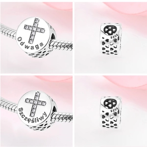 Detail eines S925 Silber Charms mit Kreuz, Zirkonia und polnischer Gravur