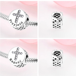 Makroansicht von S925 Sterlingsilber-Charms mit Kreuz und hohlem Herzmuster und Gravur