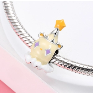 Makroansicht von S925 Sterlingsilber Clown-Charm mit gelber Emaille und Sternhut-Detail
