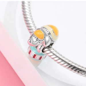 Makroaufnahme von S925 Silber Welpen-Charm mit bunter Emaille auf Schlangenkette