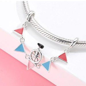 Nahaufnahme des S925 Sterling Silber Einrad-Anhängers mit bunten Emaille-Zirkusanhängern