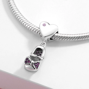 Pendentif chaussure bébé en argent S925 avec gemmes violettes et fermoir coeur