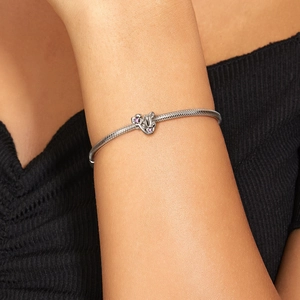 Armband aus S925 Sterlingsilber mit Schlangenkette und hohlem Herz-Kranz-Anhänger