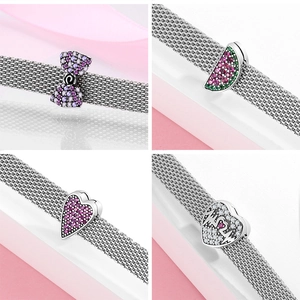 Dettaglio del bracciale mesh S925 con ciondoli in zircone a forma di cuore e fiocco