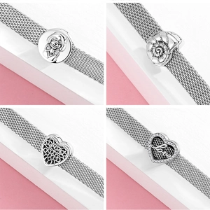 Dettaglio di quattro charm milanesi in argento con motivi a orso, conchiglia e cuore