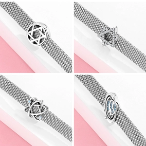 Dettaglio di charms in argento S925 con zirconi, motivi a cuore, stella e Saturno per bracciali