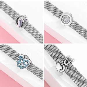 Dettaglio di charm a cuore in argento S925 con zirconi su un bracciale a maglia intrecciata