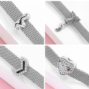 Dettaglio dei bracciali in argento S925 con ciondoli a cuore e perle in zircone pavé