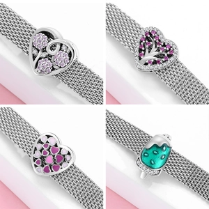 Dettagli di ciondoli a cuore in argento S925 con zirconi incastonati su bracciale a maglia