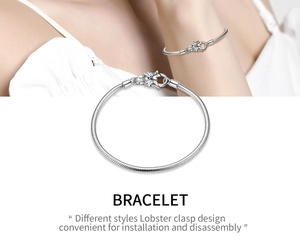 Detalle macro de pulsera de cadena de serpiente de plata S925 con cierre de langosta grabado