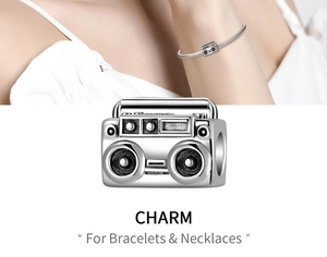 Detalle macro del charm de radio retro en plata S925 para pulseras y collares