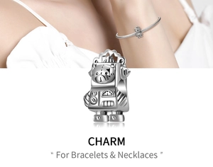 Dettaglio charm orsetto robot in argento S925 con motivi meccanici e ingranaggi fini